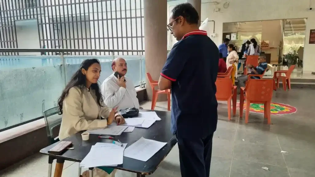 Dr. Chaitali (Lady General Physician) attending patient's queries