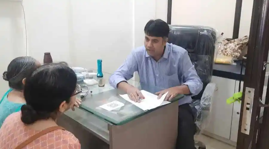 Dr. Mayuresh (Best Diabetes Doctor in Pimpri Chinchwad) consulting patients at clinic